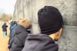 瞄人缝法国杯法丙球队主场0-6马赛 球场外一排球迷扒墙缝看球